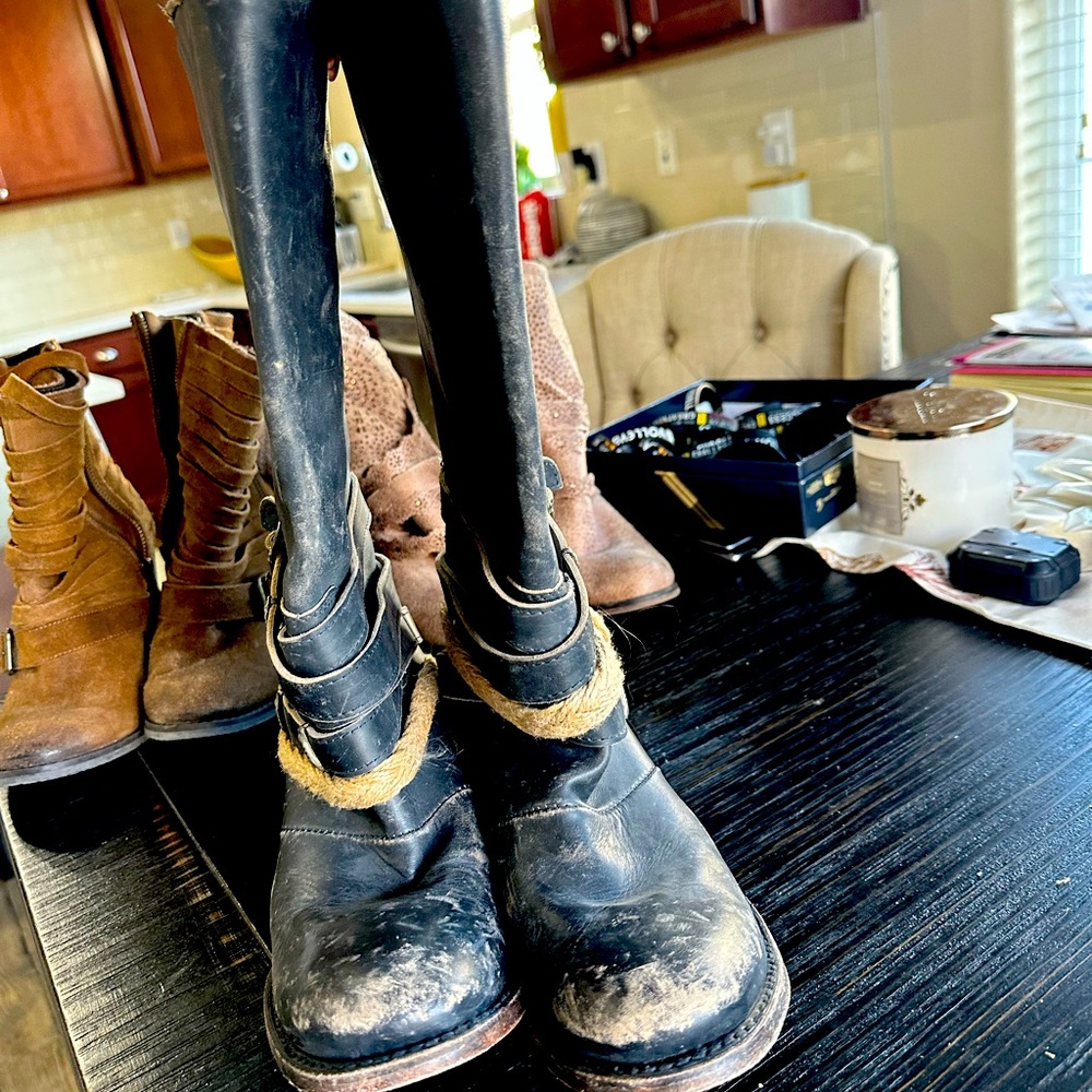 Free Bird distressed boot - Picture 2 of 6